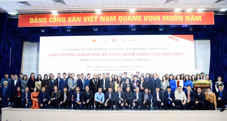Các đại biểu và sinh viên tham gia vòng chung khảo Giải thưởng khoa học và công nghệ dành cho sinh viên.