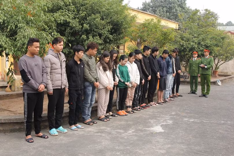 Nhóm đối tượng bị cơ quan chức năng bắt giữ về hành vi lừa đảo qua Facebook. Ảnh: Công an Hà Nam