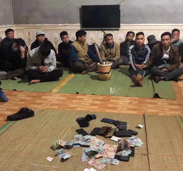 20 đối tượng tham gia đánh bạc bị cơ quan chức băng bắt quả tang. Ảnh: Công an Hà Giang