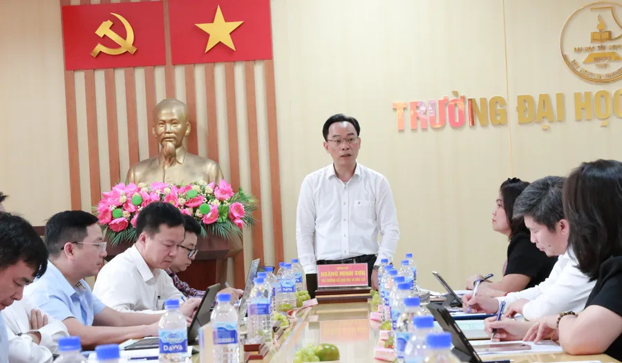 Thứ trưởng Hoàng Minh Sơn phát biểu đề dẫn về việc xây dựng Trung tâm đào tạo chất lượng cao tại Tây Nguyên. (Ảnh: Thành Tâm)