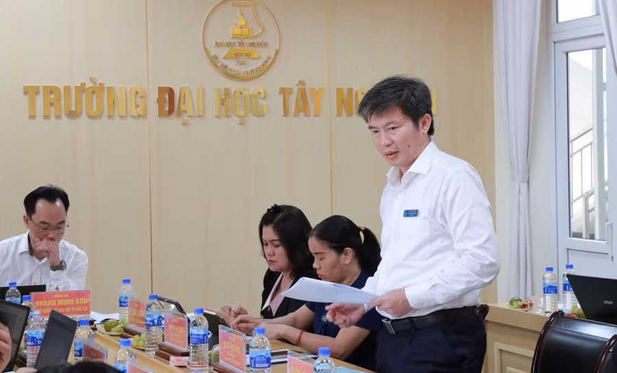 TS Nguyễn Thanh Trúc - Hiệu trưởng Trường Đại học Tây Nguyên báo cáo. (Ảnh: Thành Tâm)