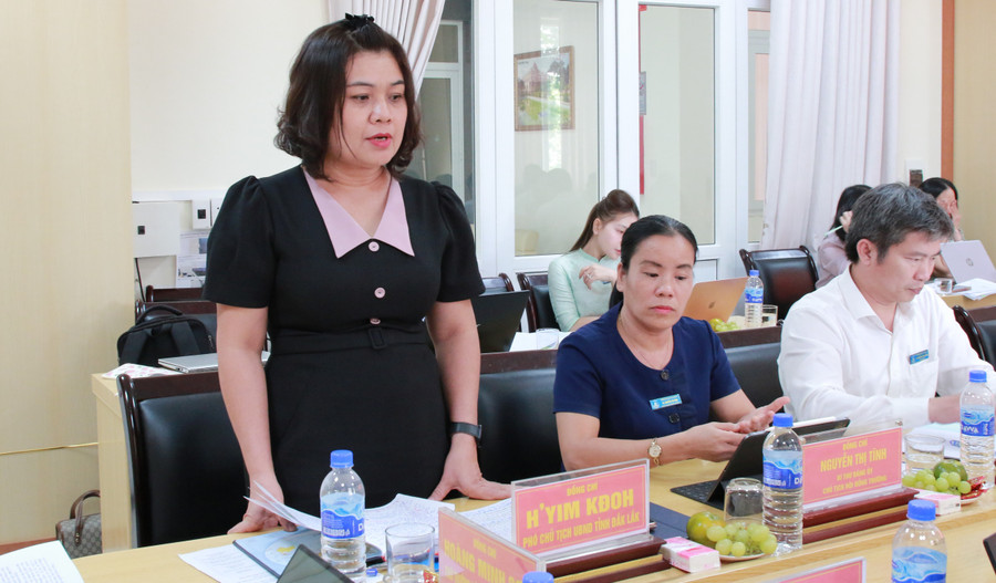 Bà H’ Yim Kđoh, Phó Chủ tịch UBND tỉnh Đắk Lắk phát biểu. (Ảnh: Thành Tâm)