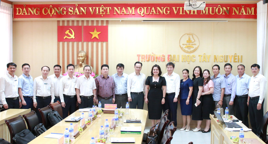 Các đại biểu dự buổi làm việc. (Ảnh: Thành Tâm)