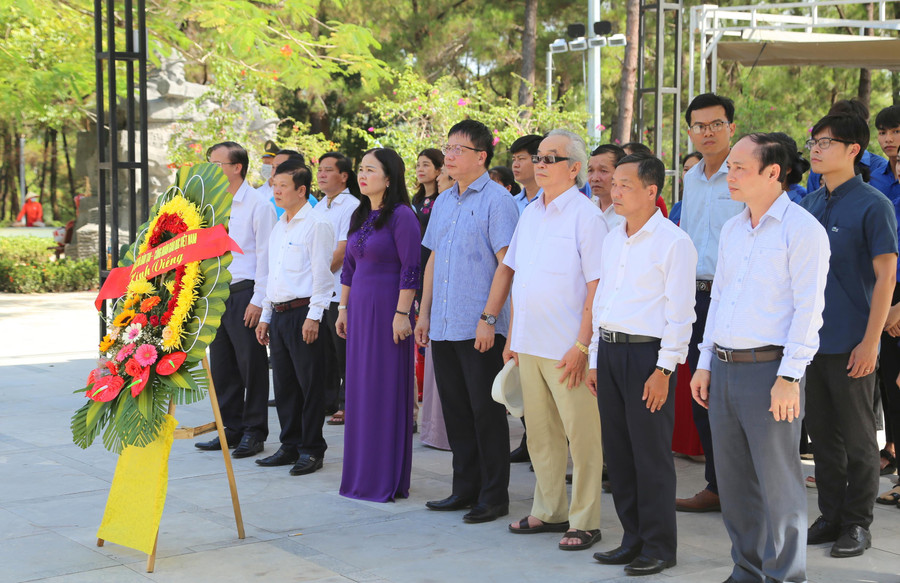 Đoàn công tác của Công đoàn giáo dục Việt Nam và Sở GD&ĐT Quảng Trị dâng hoa tri ân liệt sĩ. Đoàn công tác của Công đoàn giáo dục Việt Nam và Sở GD&ĐT Quảng Trị dâng hoa tri ân liệt sĩ.