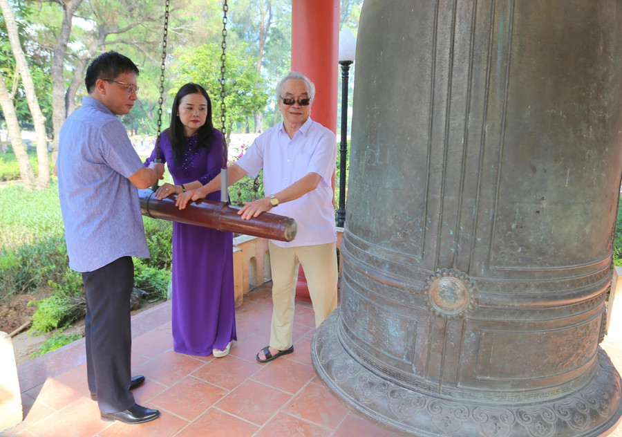 Lãnh đạo Công đoàn giáo dục Việt Nam và Sở GD&ĐT tỉnh Quảng Trị thỉnh chuông tưởng nhớ các liệt sĩ. Lãnh đạo Công đoàn giáo dục Việt Nam và Sở GD&ĐT tỉnh Quảng Trị thỉnh chuông tưởng nhớ các liệt sĩ.