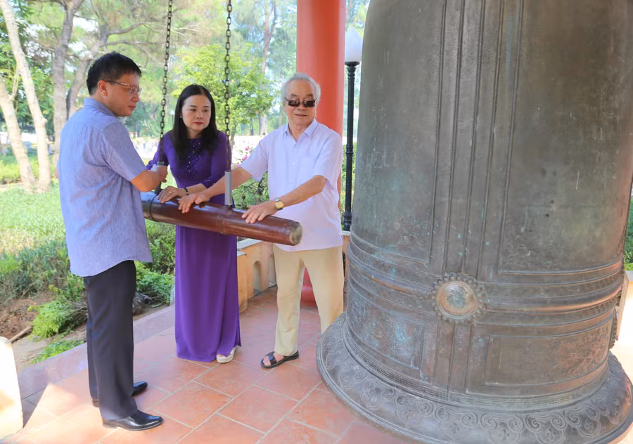 Lãnh đạo Công đoàn giáo dục Việt Nam và Sở GD&amp;ĐT tỉnh Quảng Trị thỉnh chuông tưởng nhớ các liệt sĩ.