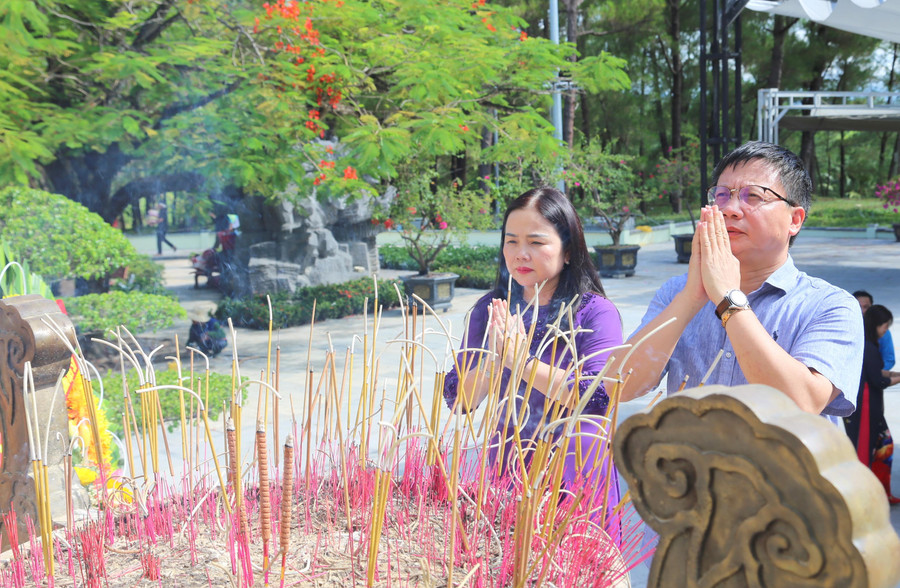 Ông Nguyễn Ngọc Ân - Chủ tịch CĐGD Việt Nam; TS Lê Thị Hương – Giám đốc Sở GD&ĐT tỉnh Quảng Trị tri ân liệt sĩ tại Nghĩa trang liệt sĩ Trường Sơn. Ông Nguyễn Ngọc Ân - Chủ tịch CĐGD Việt Nam; TS Lê Thị Hương – Giám đốc Sở GD&ĐT tỉnh Quảng Trị tri ân liệt sĩ tại Nghĩa trang liệt sĩ Trường Sơn.