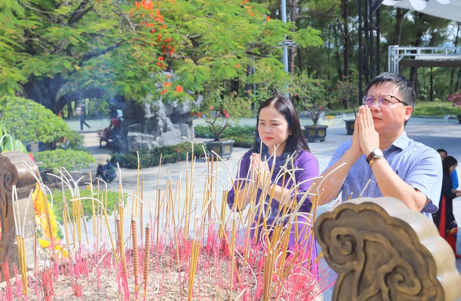 Ông Nguyễn Ngọc Ân - Chủ tịch CĐGD Việt Nam; TS Lê Thị Hương – Giám đốc Sở GD&amp;ĐT tỉnh Quảng Trị tri ân liệt sĩ tại Nghĩa trang liệt sĩ Trường Sơn.