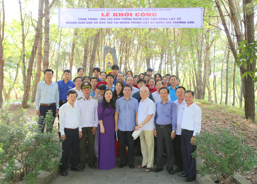 Đoàn công tác tham gia khởi công tôn tạo Khu tưởng niệm Anh hùng, liệt sĩ ngành Giáo dục. Đoàn công tác tham gia khởi công tôn tạo Khu tưởng niệm Anh hùng, liệt sĩ ngành Giáo dục.