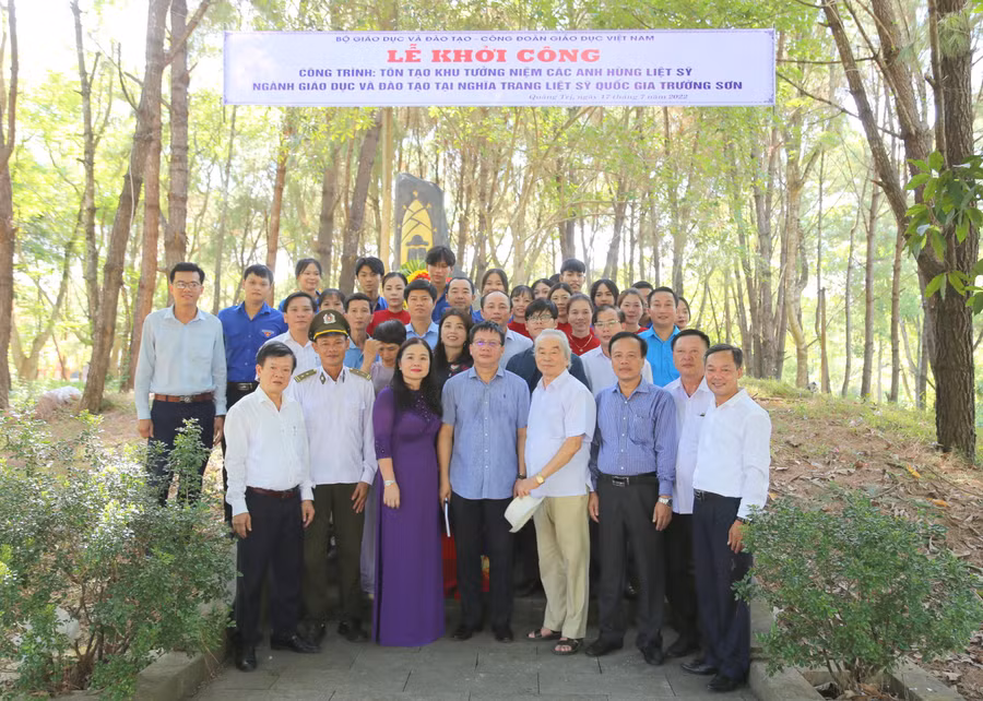 Đoàn công tác tham gia khởi công tôn tạo Khu tưởng niệm Anh hùng, liệt sĩ ngành Giáo dục.