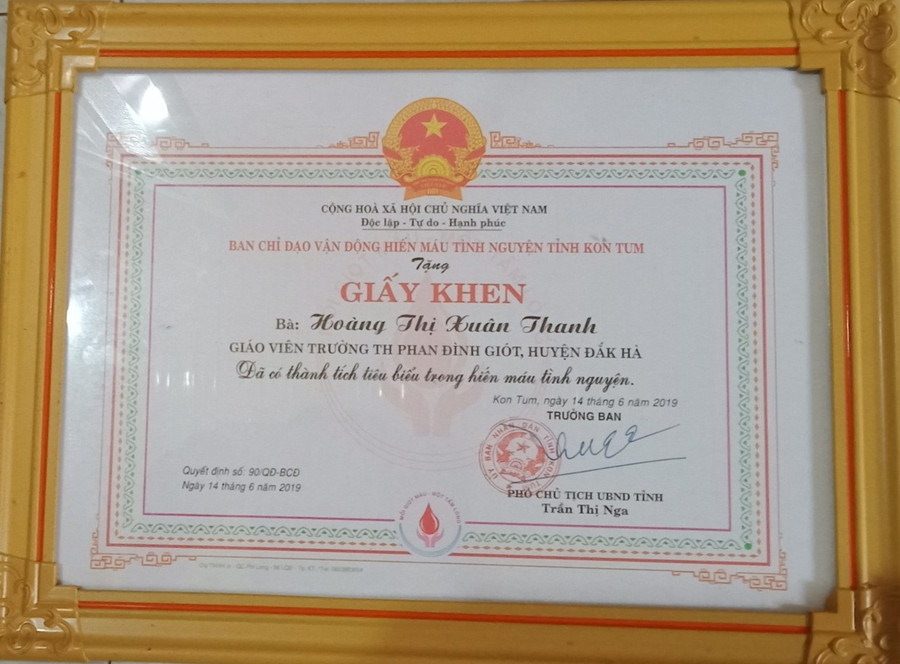Cô Thanh nhận được giấy khen do có thành tích tiêu biểu trong hiến máu tình nguyện.