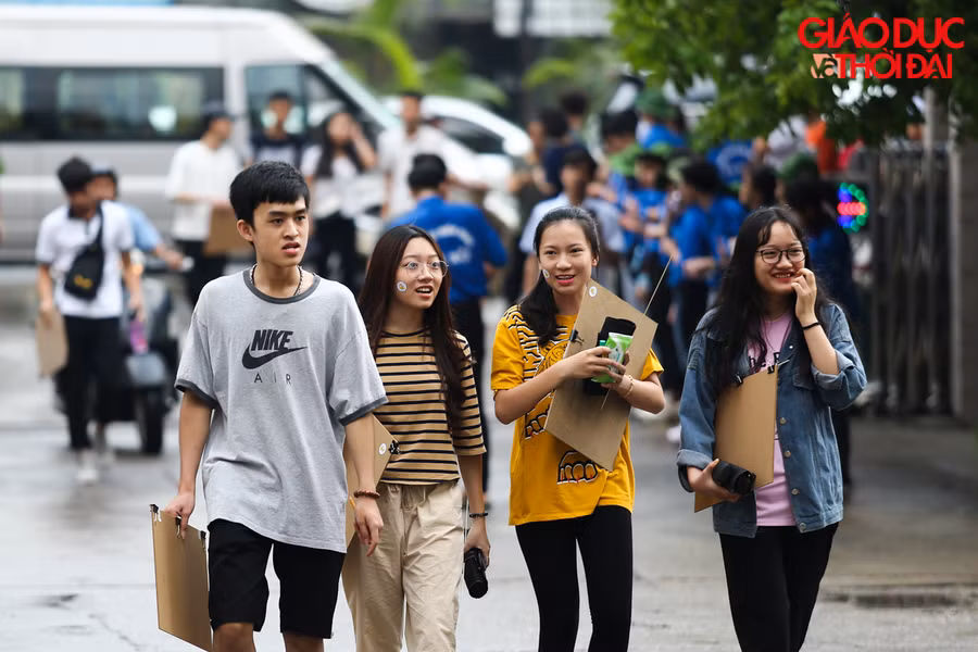 Cả ngàn sĩ tử lỉnh kỉnh đồ đạc vào dự thi môn năng khiếu ĐH Kiến trúc