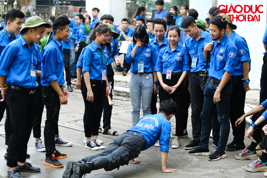 Phía bên ngoài, những hoạt động của đội tình nguyện đã giúp cho những bạn thí sinh bớt căng thẳng khi bước vào phòng thi