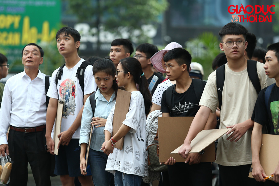 Ngay từ rất sớm tại cổng trường Đại học Kiến Trúc Hà Nội, rất đông thí sinh trên tay cẩm bảng vẽ đã có mặt