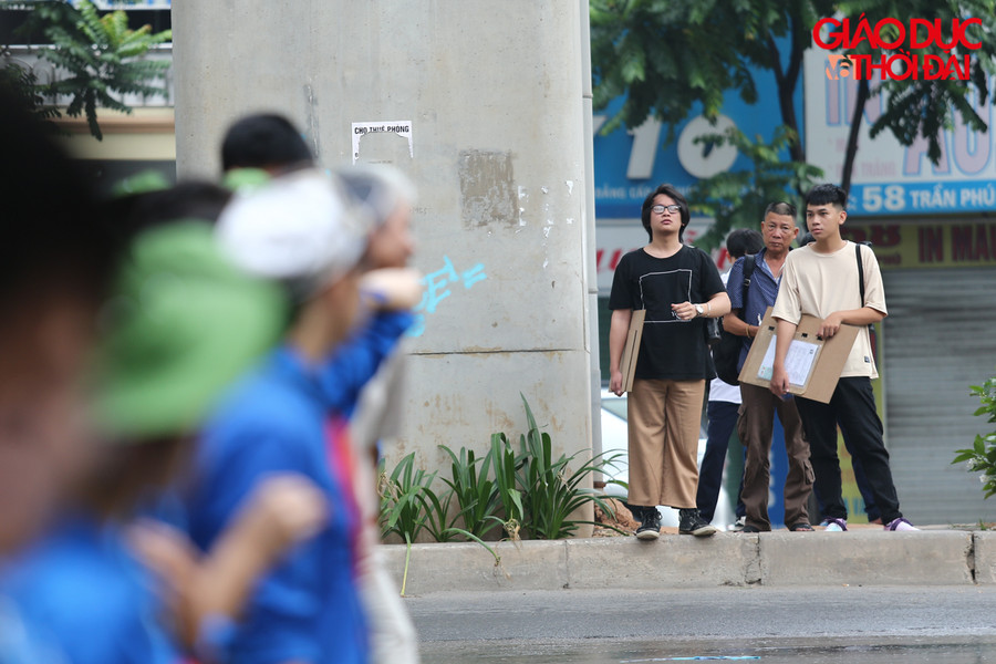 Sáng ngày thi môn năng khiếu khối V, rất nhiều bạn thí sinh ở các tỉnh đã được phụ huynh đưa đến trường thi