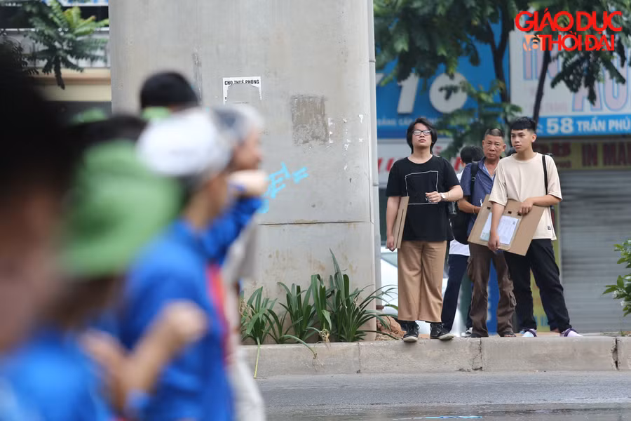 Sáng ngày thi môn năng khiếu khối V, rất nhiều bạn thí sinh ở các tỉnh đã được phụ huynh đưa đến trường thi