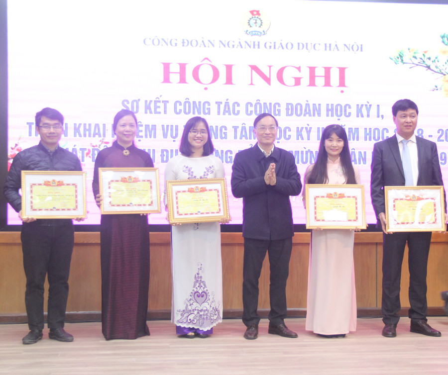 Nhiều tập thể, cá nhân được tuyên dương khen thưởng vì đạt thành tích xuất sắc trong phong trào thi đua năm 2018 Nhiều tập thể, cá nhân được tuyên dương khen thưởng vì đạt thành tích xuất sắc trong phong trào thi đua năm 2018