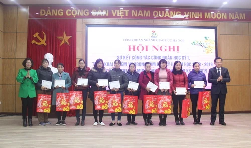 Công đoàn ngành Giáo dục Hà Nội tặng quà Tết cho giáo viên có hoàn cảnh khó khăn