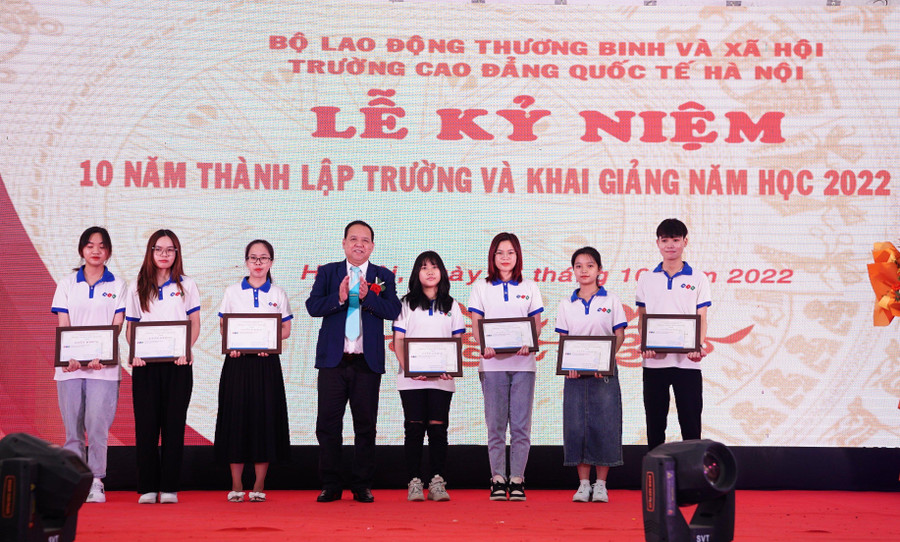 Lãnh đạo nhà trường khen thưởng cho các sinh viên.