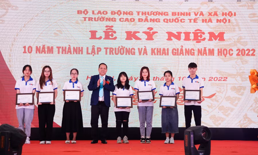 Lãnh đạo nhà trường khen thưởng cho các sinh viên.