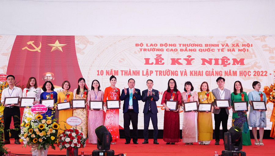 Lãnh đạo nhà trường khen thưởng cho các cán bộ, giáo viên có nhiều đóng góp.