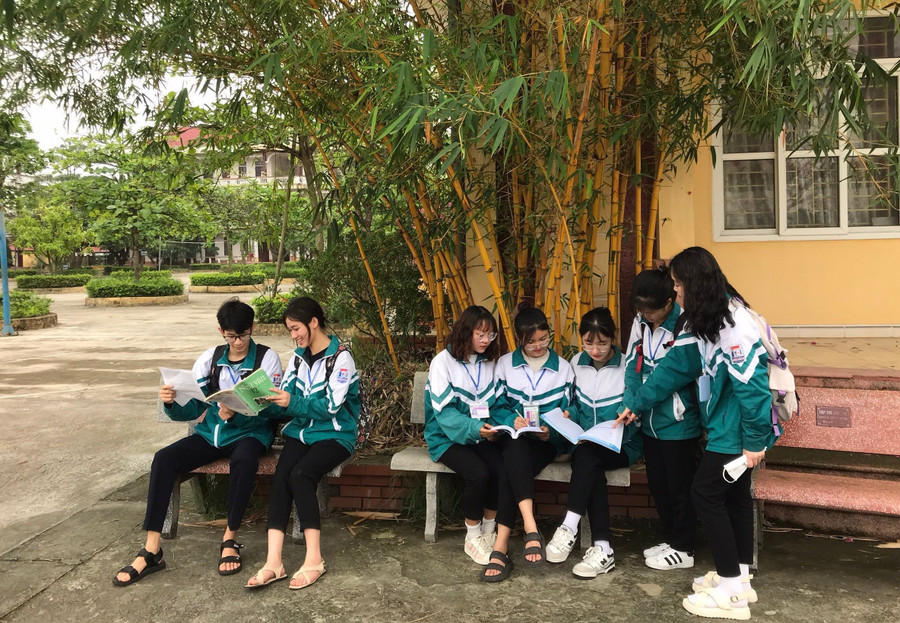 Trường THPT Trần Nhân Tông có nhiều học sinh Công giáo, chủ yếu ở các xã Nghĩa Lạc, Nghĩa Hồng, Nghĩa Phong, Nghĩa Phú.