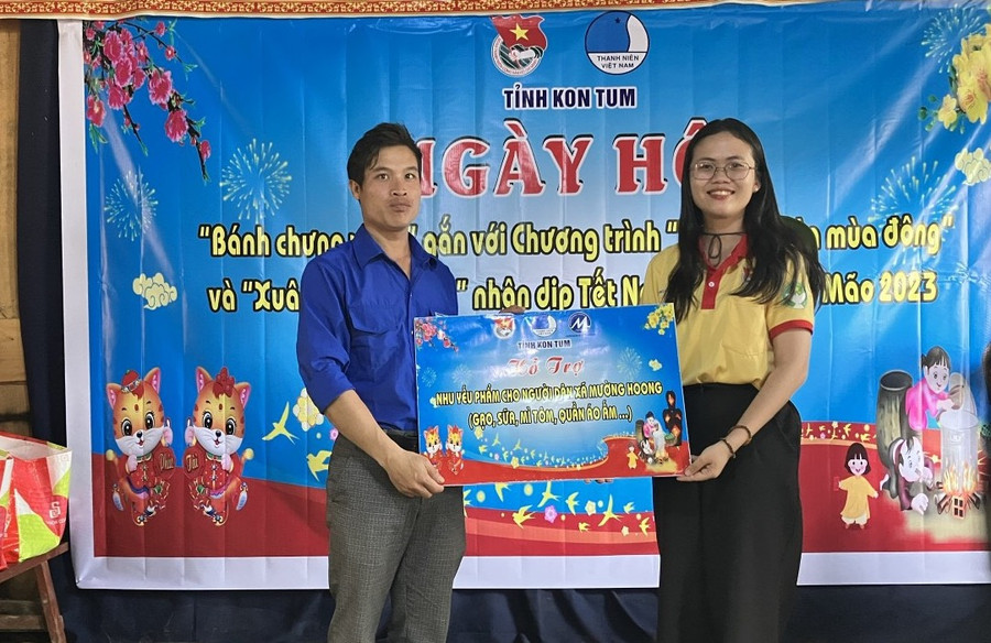 Tỉnh đoàn Kon Tum thăm và tặng quà Tết cho người dân. Tỉnh đoàn Kon Tum thăm và tặng quà Tết cho người dân.