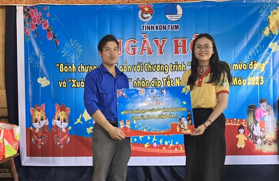 Tỉnh đoàn Kon Tum thăm và tặng quà Tết cho người dân.