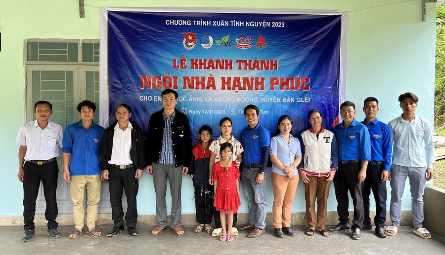 Lễ khánh thành Ngôi nhà hạnh phúc cho em Y Ngọc Ánh với tổng giá trị 300 triệu đồng. Lễ khánh thành Ngôi nhà hạnh phúc cho em Y Ngọc Ánh với tổng giá trị 300 triệu đồng.