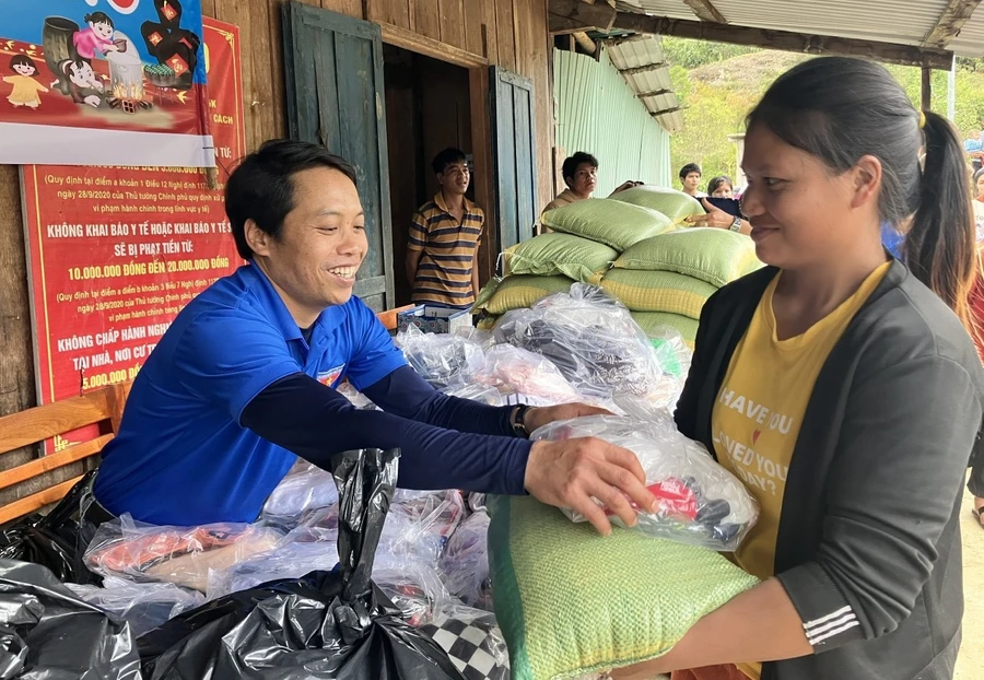 Anh A Xây, Phó Bí thư Tỉnh đoàn Kon Tum tặng nhu yếu phẩm cho người dân khó khăn.