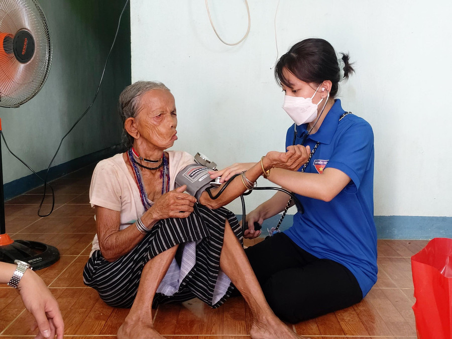 Hành trình "Tôi yêu tổ quốc tôi" thăm khám, phát thuốc cho người dân có hoàn cảnh khó khăn. Hành trình "Tôi yêu tổ quốc tôi" thăm khám, phát thuốc cho người dân có hoàn cảnh khó khăn.