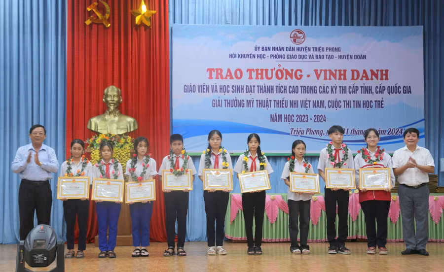 Những học sinh đạt giải cao trong kỳ thi học sinh giỏi được khen thưởng.