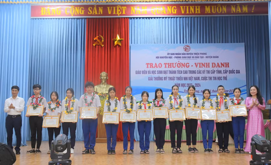 Trao thưởng cho học sinh đạt giải Ba.