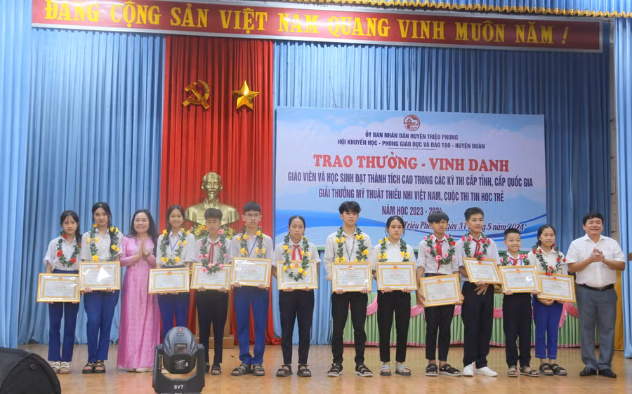 Lãnh đạo UBND huyện Triệu Phong và Phòng GD&amp;ĐT khen thưởng học sinh.