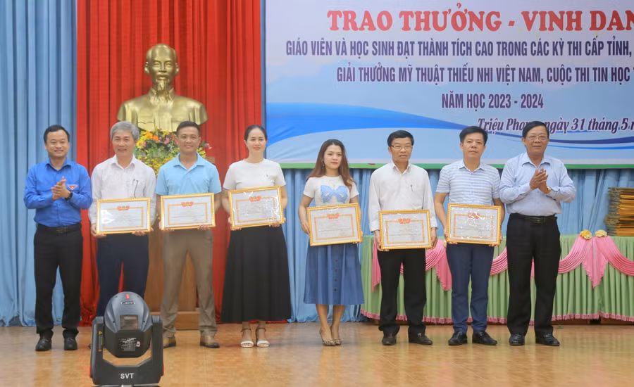 Trao thưởng giáo viên đạt thành tích Giải thưởng Mỹ thuật thiếu nhi.
