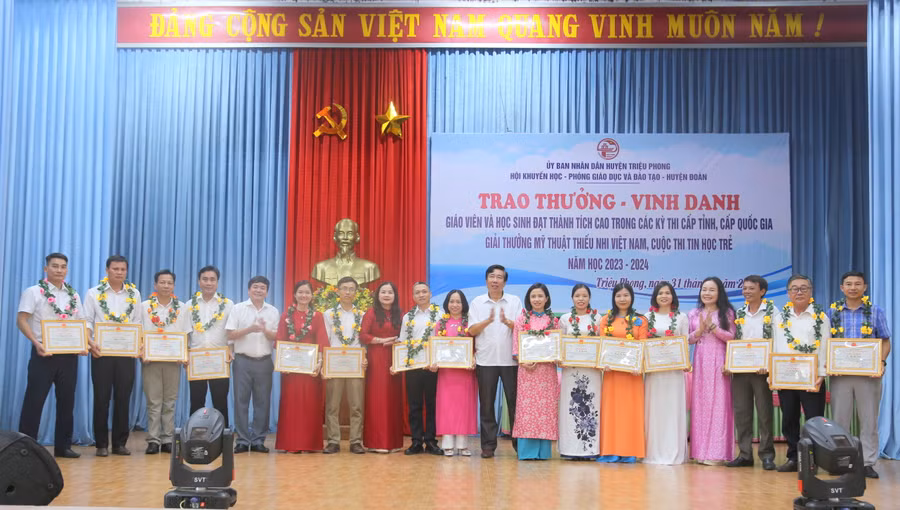 Các giáo viên tham gia bồi dưỡng, huấn luyện học sinh đạt thành tích được khen thưởng.