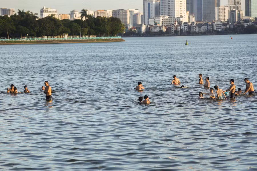 Những ngày gần đây, nền nhiệt độ của Hà Nội khá cao từ 36-38 độ C, có nhiều lúc vượt qua ngưỡng 40 độ C.