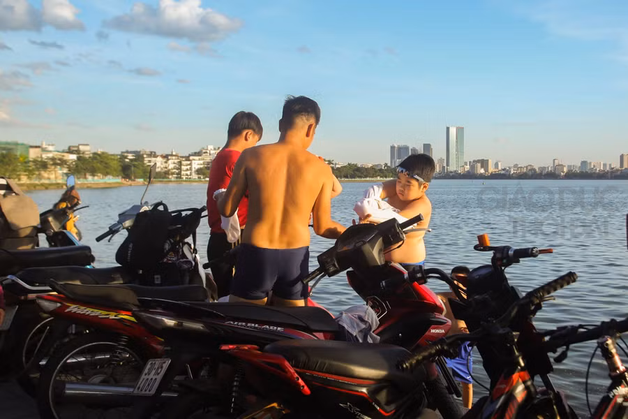 Hà Nội: Nắng nóng, Hồ Tây thành bể bơi công cộng ảnh 7