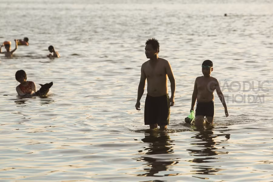 Đến khi khá muộn mọi người mới trở về nhà.