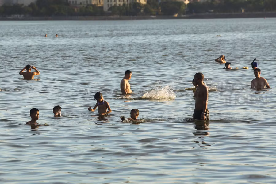 Hà Nội: Nắng nóng, Hồ Tây thành bể bơi công cộng ảnh 9
