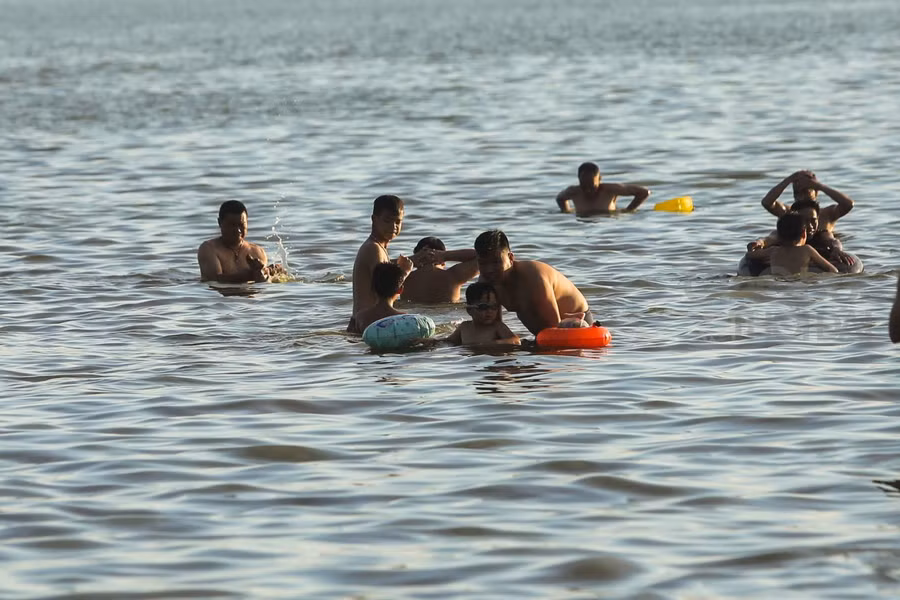 Vào mỗi buổi chiều, khu vực Hồ Tây lại trở thành bể bơi miễn phí cho nhiều người.