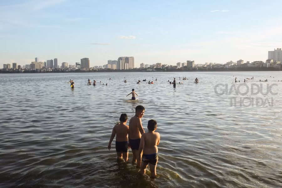 Tại khu vực phường Quảng An - hồ Tây, luôn quy tụ cả người lớn lẫn trẻ nhỏ thi nhau vùng vẫy vào các buổi chiều.