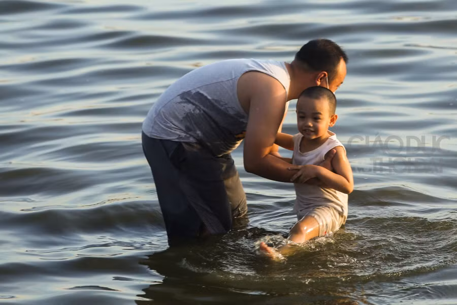 Nhiều người còn cho cả các em nhỏ đến, có nhiều người còn mang cả vật nuôi đến đây để tắm.