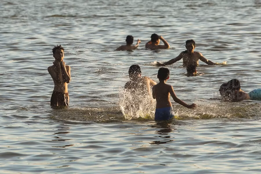 Hà Nội đang phải trải qua đợt nắng nóng kỉ lục từ đầu hè nên cuối giờ chiều khá đông người dân đã ra đây để tắm.