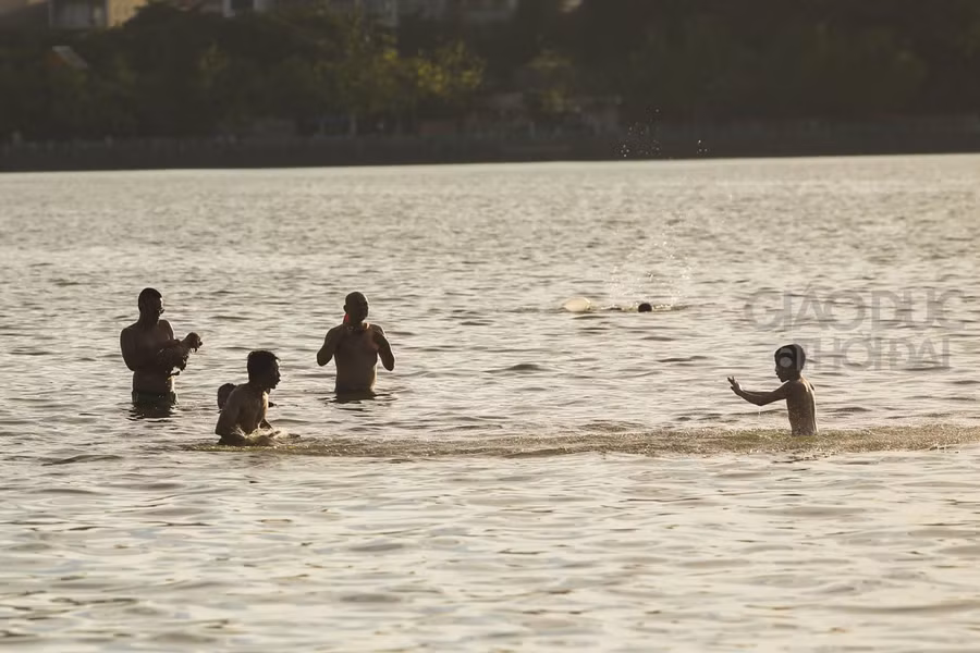 Hà Nội: Nắng nóng, Hồ Tây thành bể bơi công cộng ảnh 5