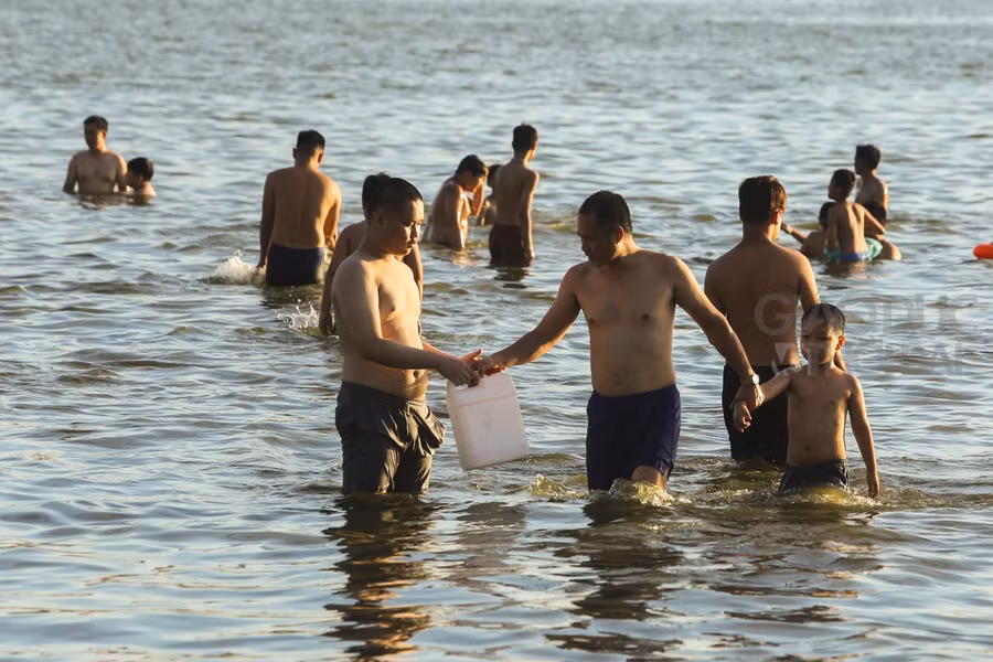 Ban quản lý các hồ đã phải dựng nhiều biển cảnh báo với nội dung “Khu vực nguy hiểm, cấm tắm - bơi lội” nhưng nhiều người vẫn phớt lờ cảnh báo.