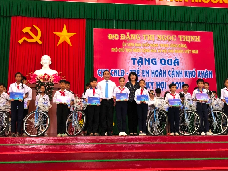 50 HS hiếu học hoàn cảnh khó khăn tại Vĩnh Long nhận học bổng “An sinh giáo dục – Xe đạp đến trường”