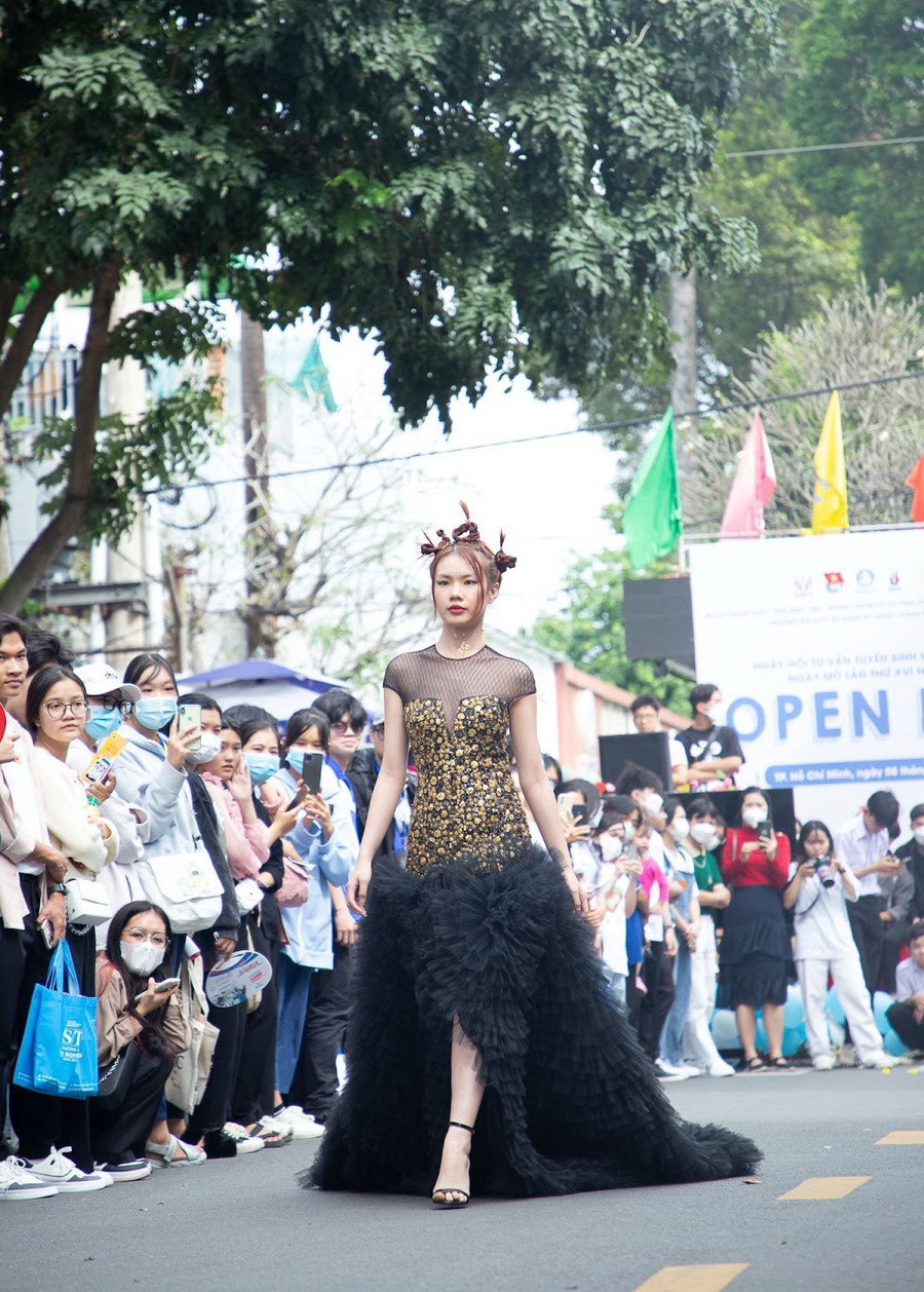 Sinh viên ngành Thiết kế thời trang HCMUTE thiết kế trang phục và trình diễn trong ngày hội. Sinh viên ngành Thiết kế thời trang HCMUTE thiết kế trang phục và trình diễn trong ngày hội.