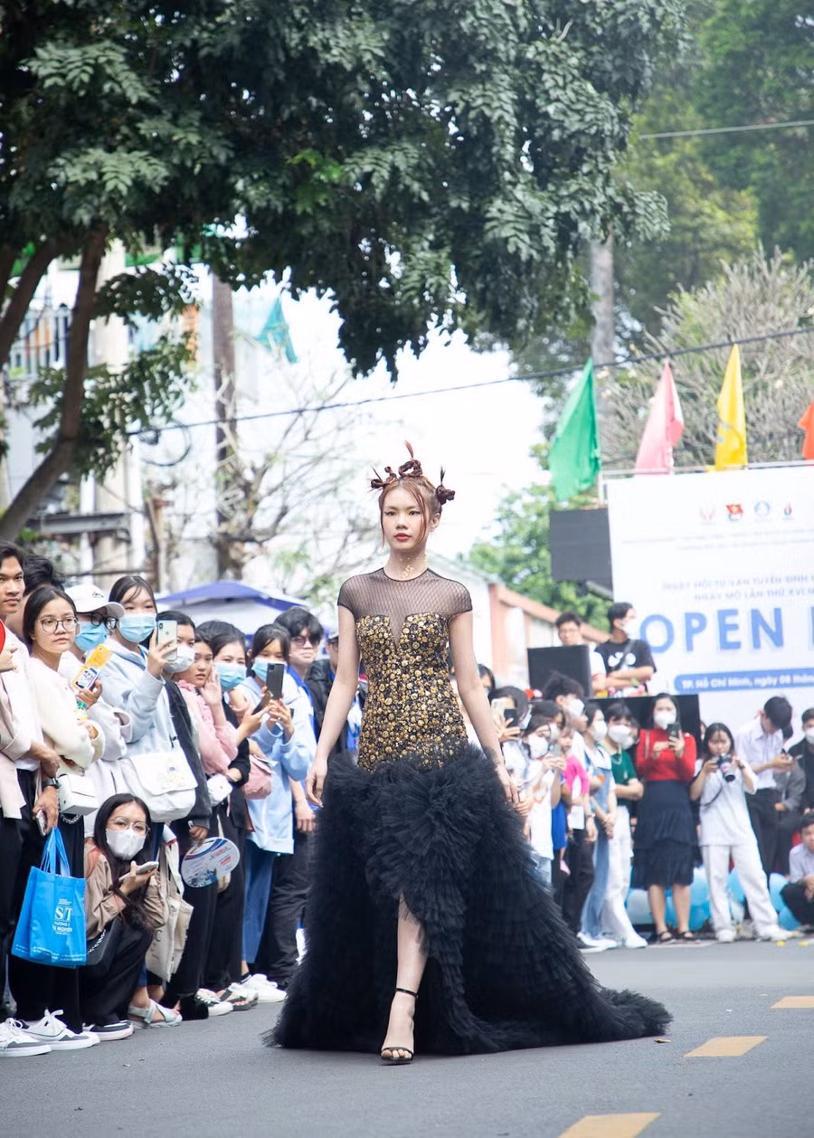 Sinh viên ngành Thiết kế thời trang HCMUTE thiết kế trang phục và trình diễn trong ngày hội.