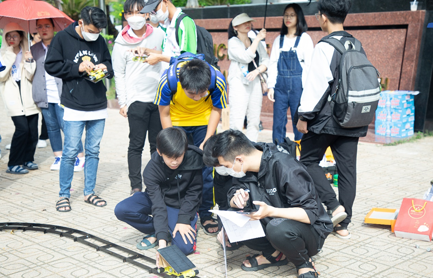 Học sinh tham gia cuộc thi “Đua xe lập trình điều khiển chạy bằng năng lượng Mặt Trời” trong ngày hội. Học sinh tham gia cuộc thi “Đua xe lập trình điều khiển chạy bằng năng lượng Mặt Trời” trong ngày hội.